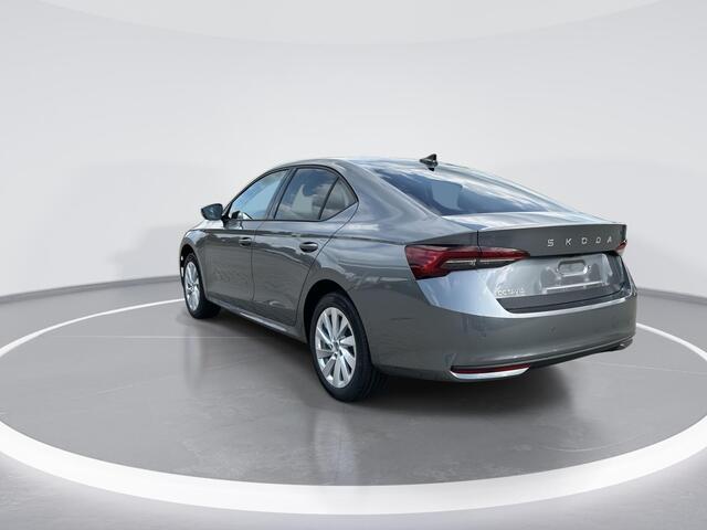 Skoda OCTAVIA First Edition 1.5 TSI m-HEV 85 kW / 115 pk Hatchba ck | metallic lak | licht metalen velgen | 2000,- iruilvoordeel