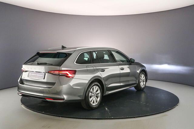 Skoda OCTAVIA Combi Business Edition 1.5 eTSI 115pk DSG Automaat Adaptive cruise control, Achteruitrijcamera, Elektrische achterklep, Navigatie, Parkeersensoren, LED verlichting