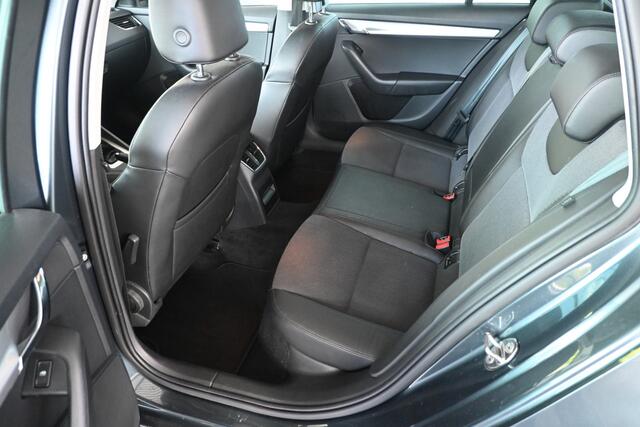 Skoda OCTAVIA Combi 1.0 TSI Greentech Business Edition Navigatie Airco Cruise control Stoelverwarming PDC Inruil Mogelijk!