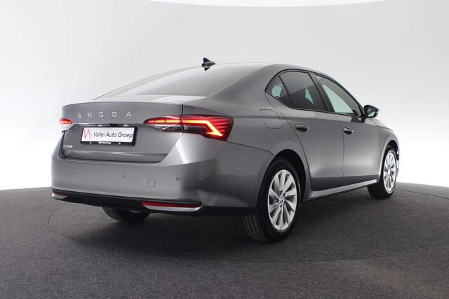 Skoda OCTAVIA First Edition 1.5 TSI m-HEV 85 kW / 115 pk Automaat | Adaptive Cruise control | Lane assist | Keyless Entry | Parkeer sensoren voor en achter | Acteruitrijcamera|