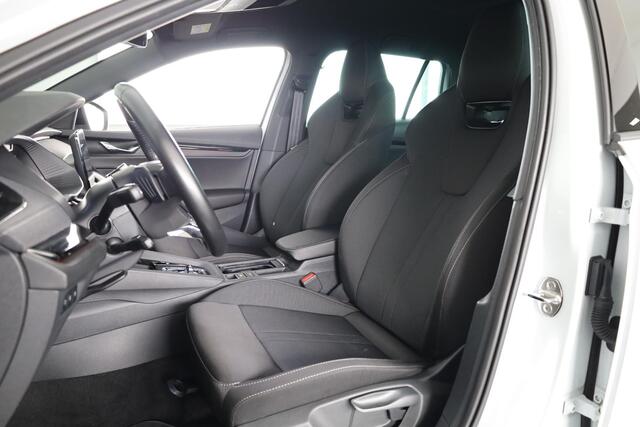 Skoda OCTAVIA Combi 1.4 TSI iV PHEV Sportline Business 204pk Plug in Hybrid | Navigatie | 18 inch Lichtmetalen velgen | Travel Pakket