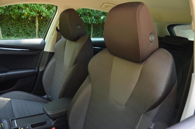 Skoda OCTAVIA Combi 1.0 TSI Business Edition Led/Navi/Pdc/Ecc/Stoelverwarming/Virtueel dashboard/Privacy-Glass/Cr-Controle/17-Inch Lmv/Apple Carplay/Android Auto