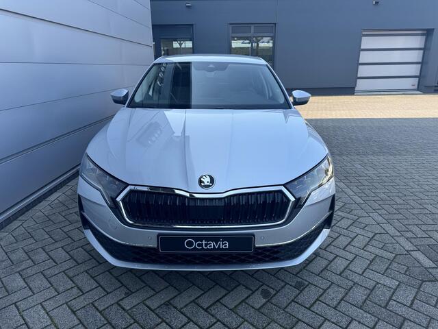 Skoda OCTAVIA First Edition 1.5 TSI m-HEV 115 pk DSG | Automaat | Navigatie | Adaptieve cruise control | Apple Carplay/Android Auto | 17" lichtmetalen velgen |