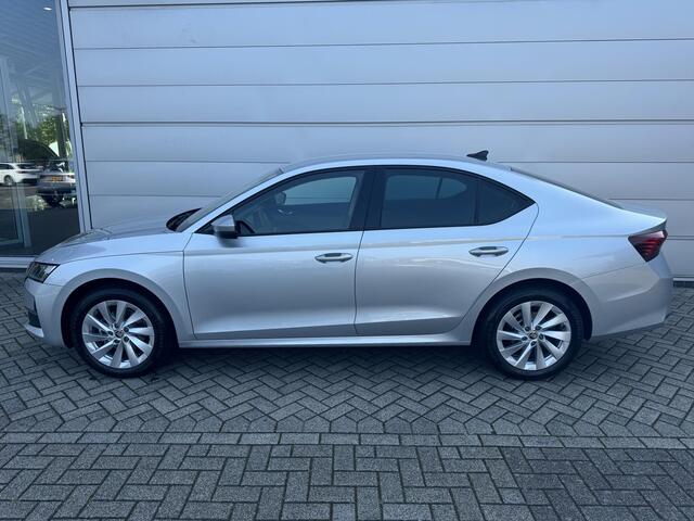 Skoda OCTAVIA First Edition 1.5 TSI m-HEV 115 pk DSG | Automaat | Navigatie | Adaptieve cruise control | Apple Carplay/Android Auto | 17" lichtmetalen velgen |