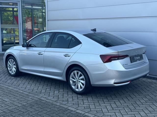 Skoda OCTAVIA First Edition 1.5 TSI m-HEV 115 pk DSG | Automaat | Navigatie | Adaptieve cruise control | Apple Carplay/Android Auto | 17" lichtmetalen velgen |