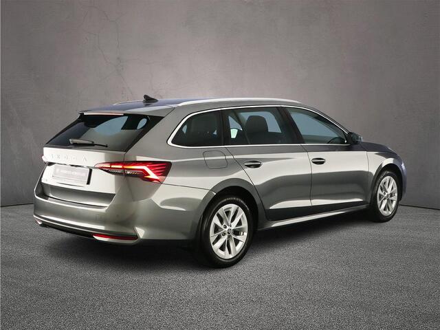 Skoda OCTAVIA Combi Selection 1.5 eTSI 115pk DSG Automaat Adaptive cruise control, Achteruitrijcamera, LED koplampen, App connect, Stoelverwarming, Parkeersensoren, Stuurwiel verwarmd