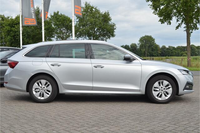 Skoda OCTAVIA Combi 1.0 e-TSI Ambition Pano | Trekhaak elektr | Stoelverwarming + achter | Dodehoeksensor | Virtual cockpit | LED koplampen | getint glas
