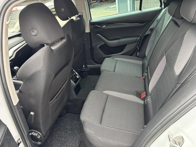 Skoda OCTAVIA Combi 1.0 TSI Business Edition / Trekhaak / Camera / Navi / Elektrische achterklep / Stoelverwarming /