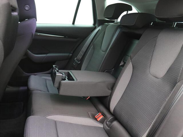 Skoda OCTAVIA Combi 1.5 TSI MHEV Business Edition Plus 150PK DSG Achterruitrijcamera, Adaptieve Cruise Control, Stoelverwarming voor & achter, Stuurwielverwarming, Alarm, Keyless, Full LED, Lane Assist, Navi via Apple Carplay/ Android Auto, 17" LM Velgen