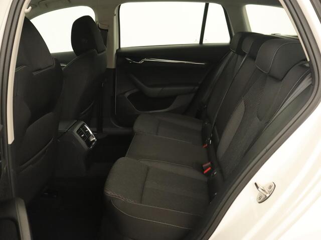 Skoda OCTAVIA 1.4 TSI iV PHEV Business Edition | Stoelverwarming | Carplay | Full LED | Keyless | Sfeerverlichting | Digital Cockpit | Climate control | Cruise control | Parkeerhulp | Plug In