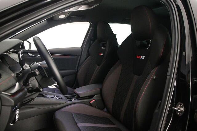 Skoda OCTAVIA Combi RS iV Business 1.4 TSI PHEV 245pk DSG Automaat Trekhaak, Adaptive cruise control, LED matrix koplampen, Achteruitrijcamera