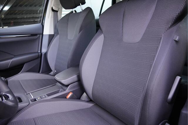Skoda OCTAVIA Combi 1.0 TSI Business Edition BJ2021 Lmv 16" | Led V+A | Pdc | Navi | Dynamische knipperlichten | Elek. achterklep | App-Connect | Dashboard verlichting | Virtual cockpit | Climate control | Cruise control | Extra getint glas