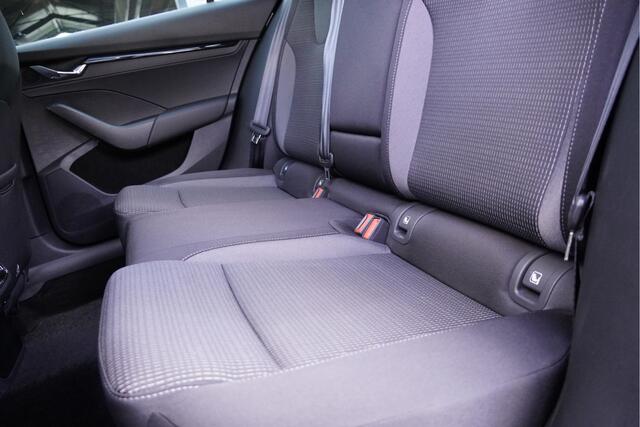 Skoda OCTAVIA Combi 1.0 TSI Business Edition BJ2021 Lmv 16" | Led V+A | Pdc | Navi | Dynamische knipperlichten | Elek. achterklep | App-Connect | Dashboard verlichting | Virtual cockpit | Climate control | Cruise control | Extra getint glas