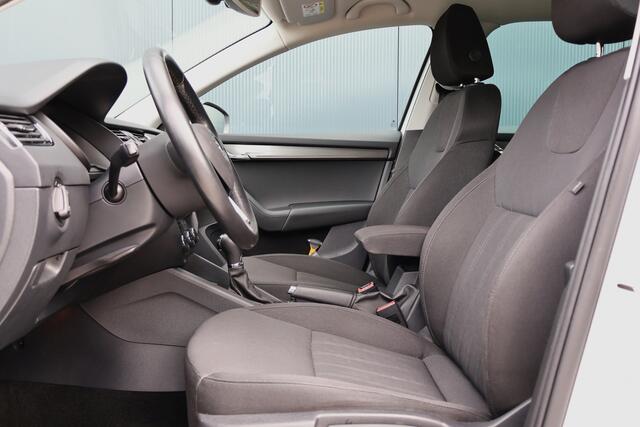 Skoda OCTAVIA Combi 1.0 TSI Greentech Style Business Automaat | Stoelverwarming | Trekhaak | Camera | LED | Canton