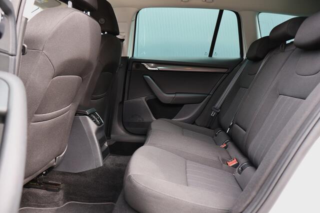 Skoda OCTAVIA Combi 1.0 TSI Greentech Style Business Automaat | Stoelverwarming | Trekhaak | Camera | LED | Canton