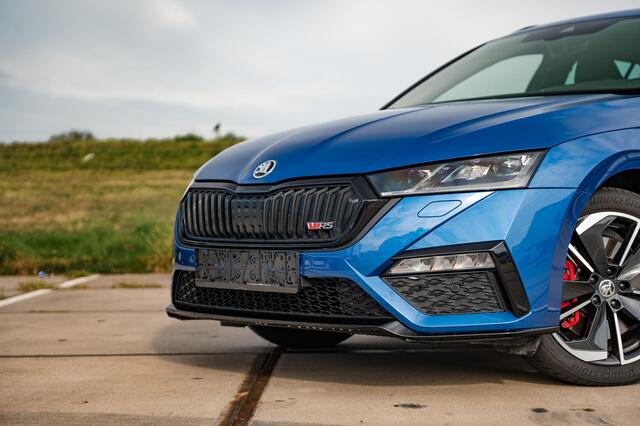 Skoda OCTAVIA Combi 1.4 TSI RS iV PHEV | ALCANTARA SPORT COMFORT STOELEN ! TREKHAAK