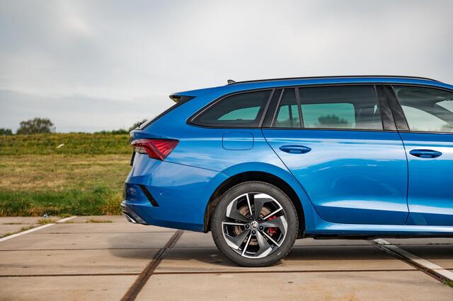 Skoda OCTAVIA Combi 1.4 TSI RS iV PHEV | ALCANTARA SPORT COMFORT STOELEN ! TREKHAAK