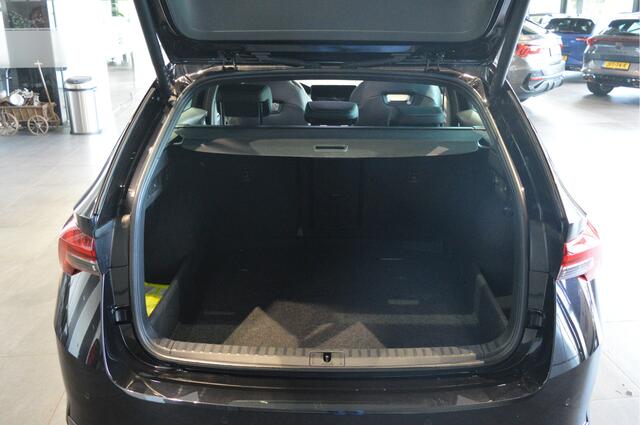 Skoda OCTAVIA Combi 2.0 TDI Sportline navi camera keyless trekhaak 17 inch 150 pk !!