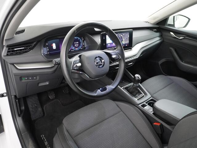 Skoda OCTAVIA Combi T 111PK Apple Carplay Android Trekhaak Virtual Cockpit Elek.Achtreklep Pdc Navi Ecc Cruise Control Business Edition Stoel+Stuurverwarming Lmv Sunset DAB Led Keyless 1e Eigenaar Origineel Nederlandse Auto 1300kg trekvermogen