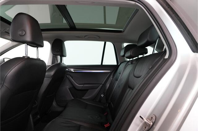 Skoda OCTAVIA Combi 1.5 TSI Greentech Style | Trekhaak | Panorama | Leder | Lane | Adapief | Led