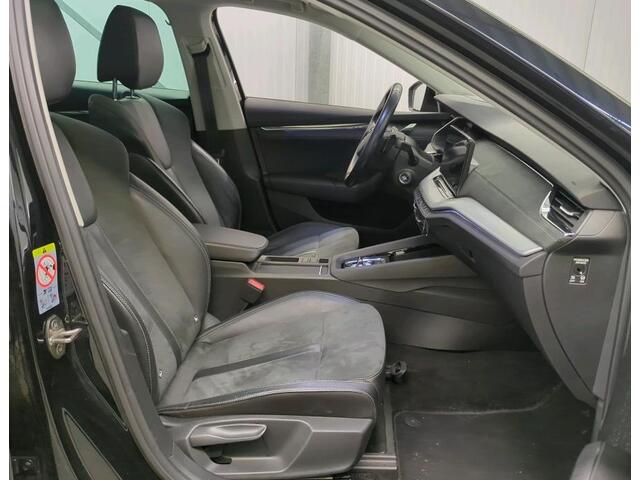 Skoda OCTAVIA Combi 1.0 e-TSI Automaat Business Edition Plus Navigatie Panoramadak Trekhaak Camera Carplay Keyless Stoel + Stuur verwarming 18 Inch Velgen Getint Glas NL Auto Alcantara 1/2 Leder NL Auto 1e Eigenaar
