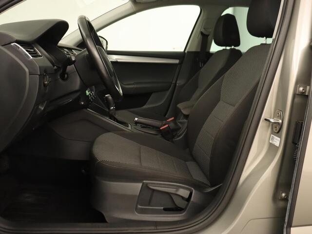 Skoda OCTAVIA 1.0 TSI Ambition | 1e eigenaar | Stoelverwarming | Trekhaak | Verwarmde voorruit | DAB | Navigatie | Parkeerhulp | Climate control | Cruise control | Getint glas