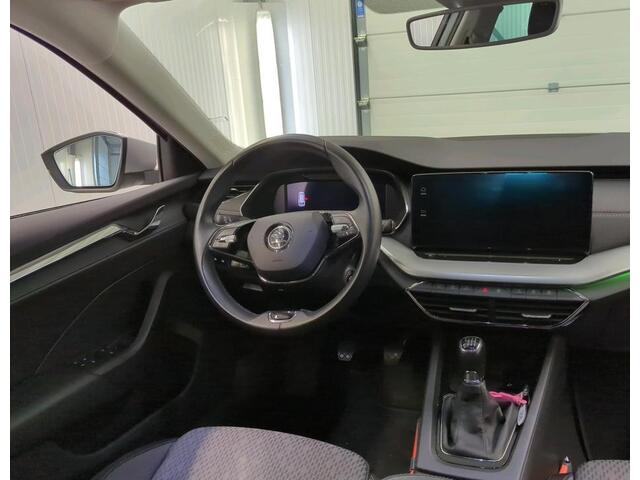 Skoda OCTAVIA Combi 1.5 TSI 150 PK First Edition Navigatie Keyless Carplay Stoelverwarming ACC Dab Led Matrix Parkeersensoren v+a 18 Inch Velgen Getint Glas NL Auto