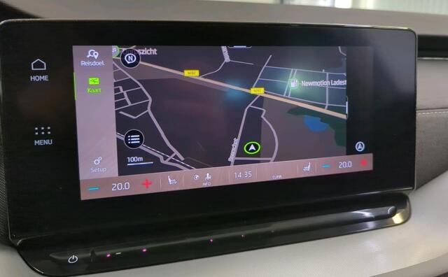 Skoda OCTAVIA Combi 1.5 TSI 150 PK First Edition Navigatie Keyless Carplay Stoelverwarming ACC Dab Led Matrix Parkeersensoren v+a 18 Inch Velgen Getint Glas NL Auto