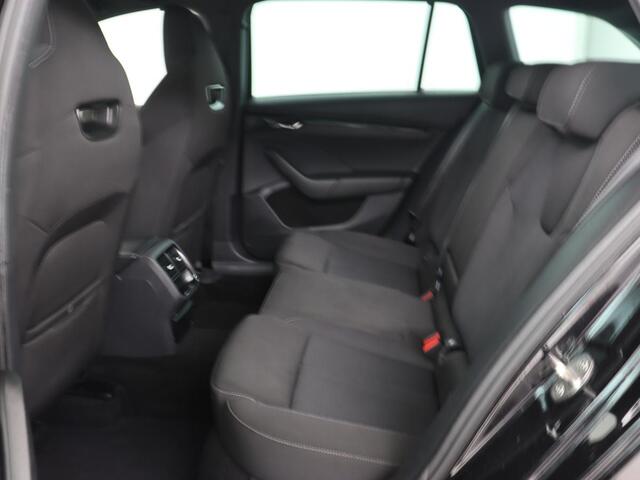 Skoda OCTAVIA 1.0 e-TSI Sport | Carplay | Sfeerverlichting | Sportstoelen | Navigatie | Parkeerhulp | Climate control | Cruise control