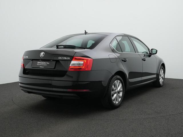 Skoda OCTAVIA 1.0 TSI 115 pk Ambition Business Plus | Navigatie | Stoelverwarming | Parkeersensoren achter | Leder/stof