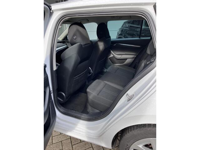 Skoda OCTAVIA Combi 1.5 e-TSI Business Edition Plus | Trekhaak | Stoelverwarming | Head up display |