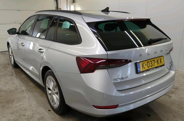 Skoda OCTAVIA Combi 1.0 e-TSI DSG Business Edition Navigatie Panoramdak Keyless Carplay 17 Inch Velgen ACC Dab Led Koplampen Extra Getint Glas NL Auto
