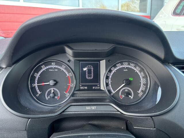 Skoda OCTAVIA Combi 1.0 TSI Greentech Ambition Business AUTOMAAT / RS-STOELEN / TREKHAAK / CARPLAY / NAVI / CLIMA / PDC / DAB+ / NL-AUTO