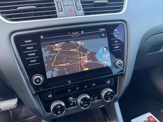 Skoda OCTAVIA Combi 1.0 TSI Greentech Ambition Business AUTOMAAT / RS-STOELEN / TREKHAAK / CARPLAY / NAVI / CLIMA / PDC / DAB+ / NL-AUTO