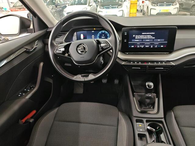 Skoda OCTAVIA Combi 1.0 Business Edition 1e Eigenaar | NL-Auto | Volledig Onderh. | BTW | Stoelverwarming | Camera | Navi | Elek Klep | Cruise | Full-Led | Keyless | DAB | PDC |