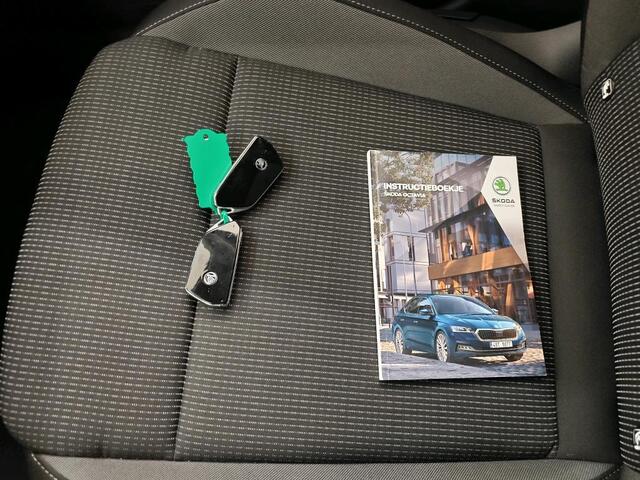 Skoda OCTAVIA Combi 1.0 Business Edition 1e Eigenaar | NL-Auto | Volledig Onderh. | BTW | Stoelverwarming | Camera | Navi | Elek Klep | Cruise | Full-Led | Keyless | DAB | PDC |