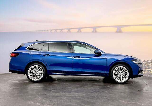 Skoda SUPERB Combi 1.5 TSI MHEV First Edition Panoramadak - Trekhaak - HUD - 19"