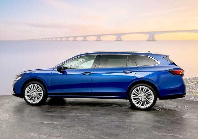 Skoda SUPERB Combi 1.5 TSI MHEV First Edition Panoramadak - Trekhaak - HUD - 19"