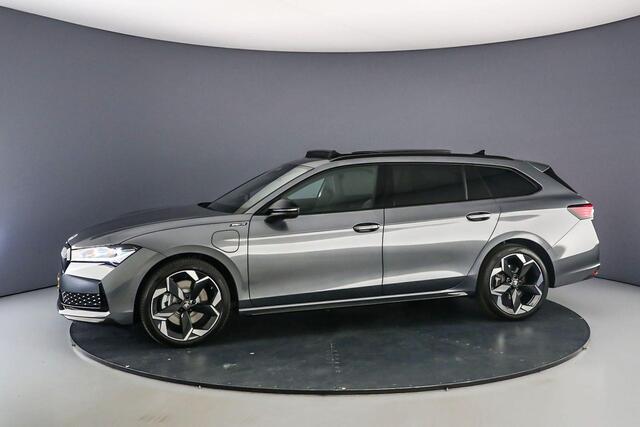 Skoda SUPERB Combi Business Edition 1.5 TSI PHEV 204pk DSG Automaat Trekhaak, Panoramadak, Head up display, Adaptive cruise control, Navigatie, Achteruitrijcamera, LED matrix koplampen