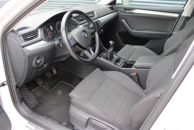 Skoda SUPERB Combi 1.4 TSI Ambition Business Trekhaak Navigatie CarPlay