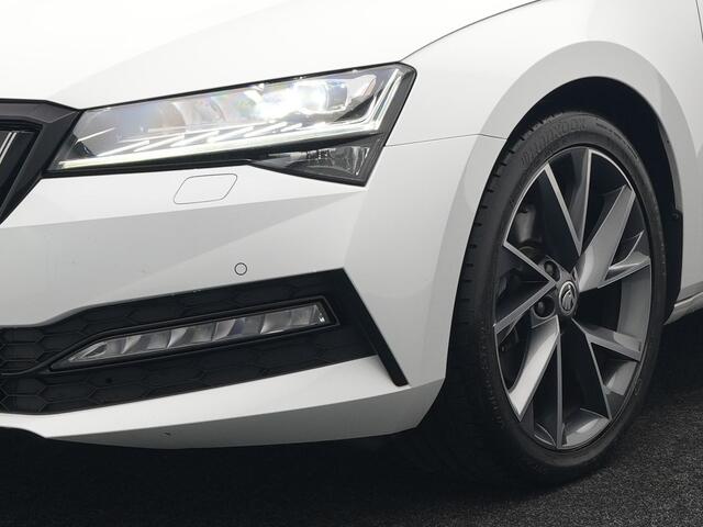 Skoda SUPERB Combi 1.4 TSI iV Sportline Business Plug In Hybrid 218pk Dealer O.H PHEV | Adaptive Cruise | Alcantara Sportstoelen Memory & Verwarmd | Apple Carplay | Sfeerverlichting | Keyless | Blis | Camera | Virtual | Navigatie | DAB |