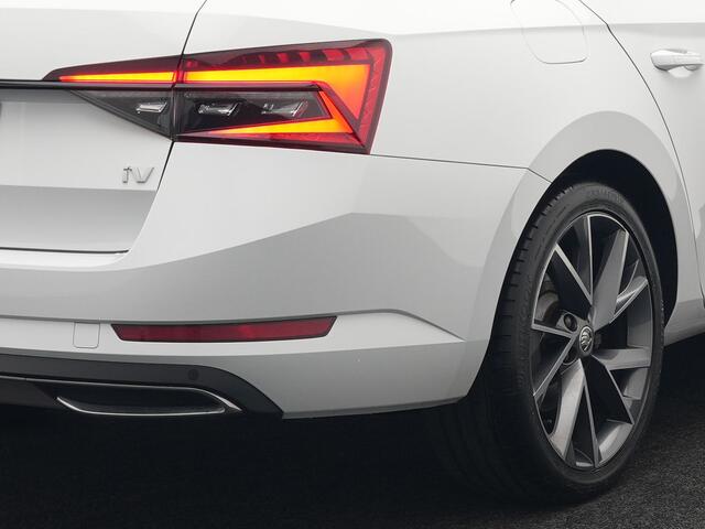 Skoda SUPERB Combi 1.4 TSI iV Sportline Business Plug In Hybrid 218pk Dealer O.H PHEV | Adaptive Cruise | Alcantara Sportstoelen Memory & Verwarmd | Apple Carplay | Sfeerverlichting | Keyless | Blis | Camera | Virtual | Navigatie | DAB |