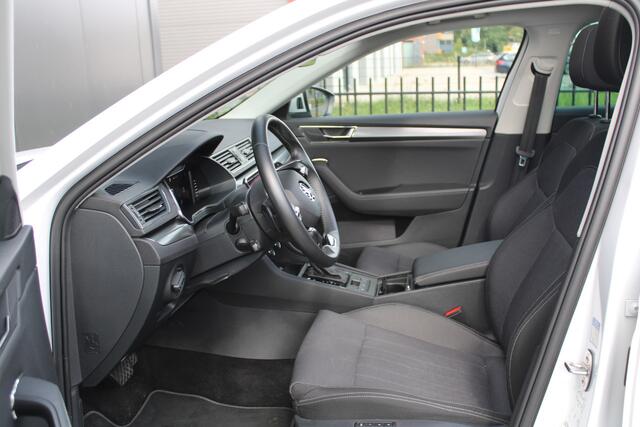 Skoda SUPERB Combi 1.4 TSI iV Style - Pano - Navi - ACC - Camera - Stoel-stuurverwarming - Memory - LED - Rijklaar