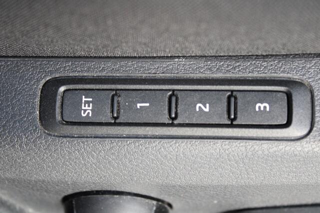 Skoda SUPERB Combi 1.4 TSI iV Style - Pano - Navi - ACC - Camera - Stoel-stuurverwarming - Memory - LED - Rijklaar