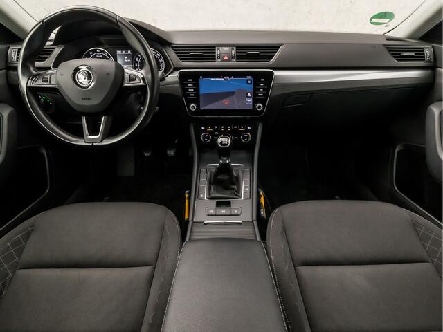 Skoda SUPERB 1.4 TSI Sport (APPLE CARPLAY, GROOT NAVI, CLIMATE, STOELVERWARMING, SPORTSTOELEN, GETINT GLAS, TREKHAAK, PARKEERSENSOREN, LM VELGEN, NIEUWSTAAT)