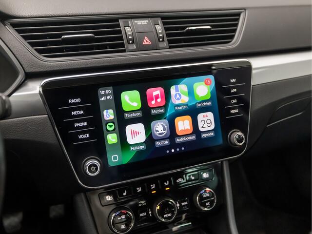 Skoda SUPERB 1.4 TSI Sport (APPLE CARPLAY, GROOT NAVI, CLIMATE, STOELVERWARMING, SPORTSTOELEN, GETINT GLAS, TREKHAAK, PARKEERSENSOREN, LM VELGEN, NIEUWSTAAT)