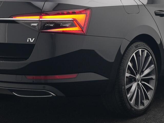 Skoda SUPERB Combi 1.4 TSI iV Laurin & Klement Plug In Hybrid 218pk Dealer O.H PHEV | Panodak | Crystal LED | Adaptive Cruise | Lederen Sportstoelen Memory & Verwarmd | Canton Audio | 360 Camera | Apple Carplay | Keyless | Stuur Verwarmd | Navigatie |