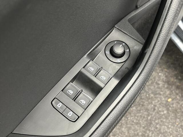 Skoda SUPERB Combi 1.4 TSI iV PHEV Business Edition Plus / Laurin & Klement / Matrix Led / Stoelgeheugen / Stoel en Stuurverwaming / Stoelventilatie / 360 Camera / Adaptieve Cruisecontrol / Plug-in Hybrid / Historie aanwezig /