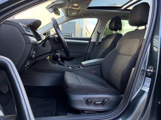 Skoda SUPERB Combi 1.4 TSI ACT Ambition Business 150pk | Apple Carplay/Android Auto | Achteruitrijcamera | Bi-xenon koplampen | Elektrisch glazen panorama-dak | Navigatiesysteem full map | Voorstoelen verwarmd | Zeer ruime auto!