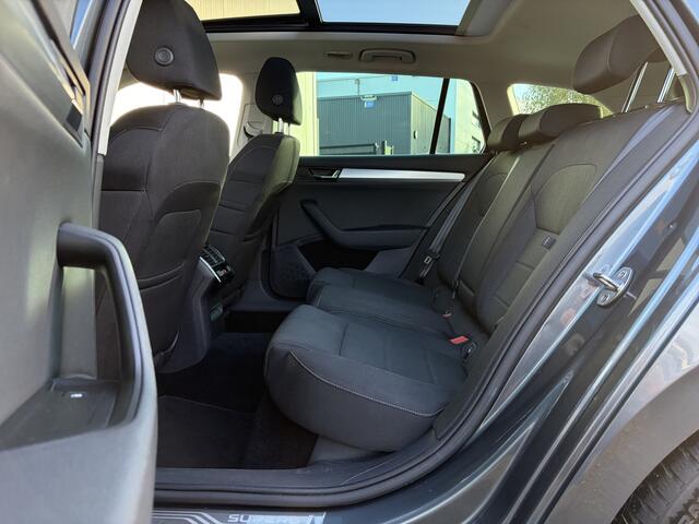 Skoda SUPERB Combi 1.4 TSI ACT Ambition Business 150pk | Apple Carplay/Android Auto | Achteruitrijcamera | Bi-xenon koplampen | Elektrisch glazen panorama-dak | Navigatiesysteem full map | Voorstoelen verwarmd | Zeer ruime auto!